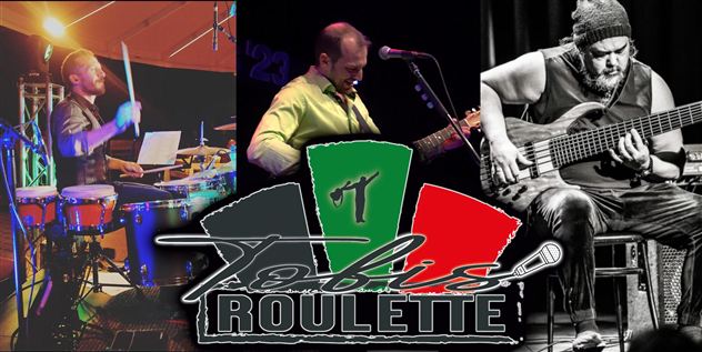 Ein Musiker spielt Gitarre und singt in einer schönen Umgebung. Im Hintergrund sind Menschen und eine malerische Landschaft zu sehen.