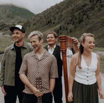 En mand ligger på jorden med et overrasket ansigtsudtryk. Han har elektroder på, og der er en redningskrans og en rød taske ved siden af ham.