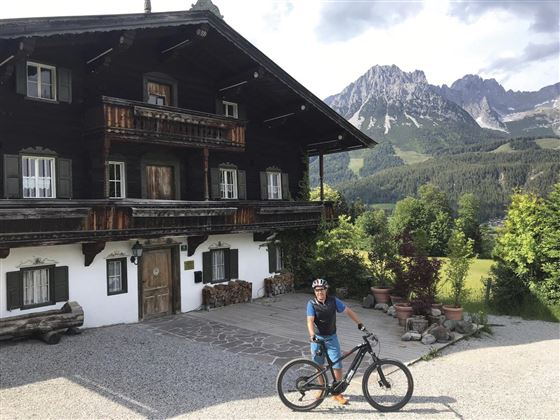 vor der Bergdoktorpraxis