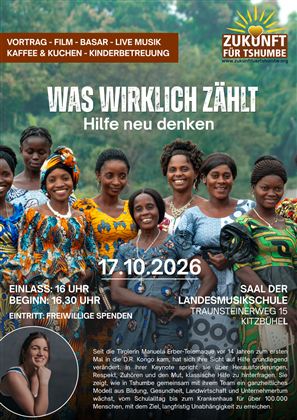 Eine Gruppe von Frauen in bunten traditionellen Kleidern steht fröhlich zusammen in einer grünen Umgebung. Der Text auf dem Bild kündigt eine Veranstaltung zur Unterstützung von TSHUMBE an.