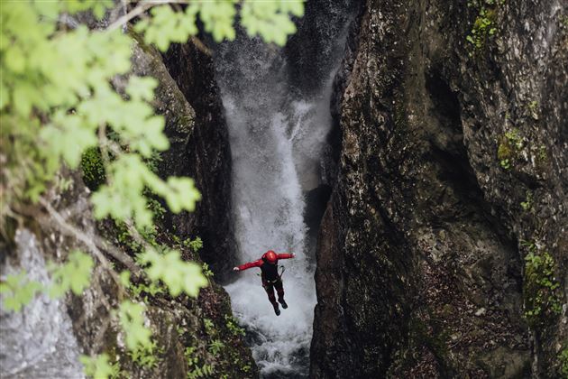 Wilder_Kaiser_Canyoning_Sprung_ins_Wasser