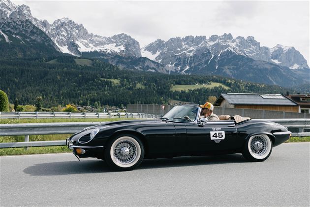 Eine Gruppe von Motorradfahrern fährt durch eine belebte Straße. Im Hintergrund sind Menschen und weitere Motorräder zu sehen.