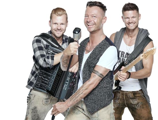 Drei fröhliche Musiker stehen zusammen und spielen Instrumente. Sie haben einen entspannen, lässigen Stil und scheinen viel Spaß zu haben.