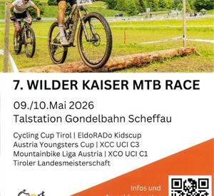 Een poster voor de 7e Wilder Kaiser MTB-race, die op 9 en 10 mei 2026 in Scheffau plaatsvindt. Het toont fietsers op een parcours in de natuur, omgeven door bergen.
