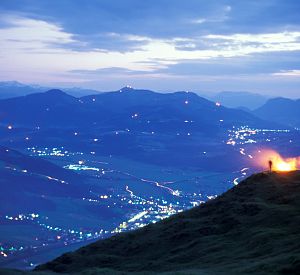 KAM_000334_Sonnwendfeuer-am-Berg-mit-Blick-ins-Tal_Fotograf-Albin-Niederstrasser.JPG