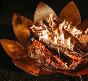 Een mooi vuur in een decoratieve vuurschaal. De vlammen dansen boven het brandende hout.