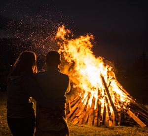Ein Oldtimer-Fest auf der Tanzbodenalm mit einer Band, die auf einem alten Traktor spielt. Die Veranstaltung findet am Sonntag, den 7. Juli, statt und lädt Oldtimerfahrer und Besucher herzlich ein.