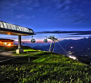 Sonnwendfeuer zur Sommersonnenwende am Brandstadl in Scheffau mit Blick zu Wilder Kaiser mit Fackeln_(c)Christian Kapfinger.jpg