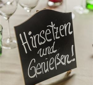 Tafel Hinsetzen und Genießen