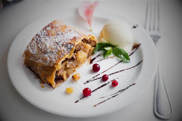Apfelstrudel-Eis-Restaurant-Hotel-AlpenSchloessl-S