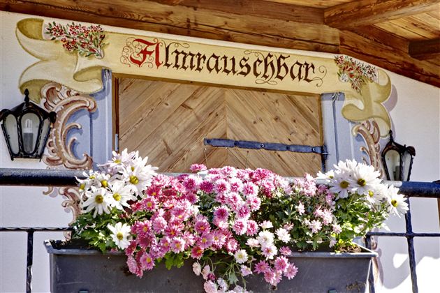 Bar mit Blumen