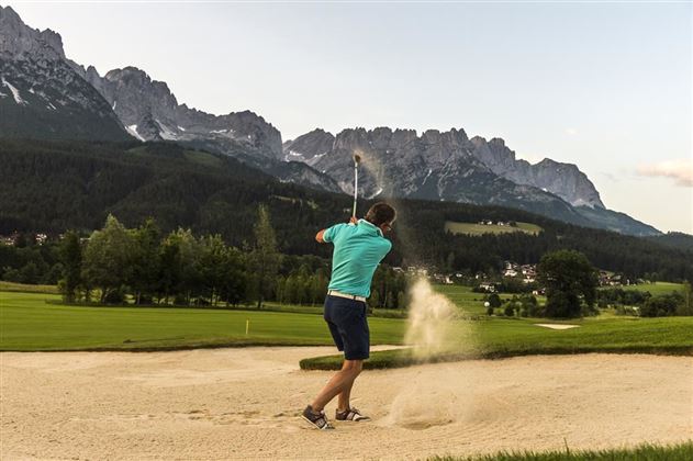 Ellmau_Golfer beim Abschlag_Wilder Kaiser