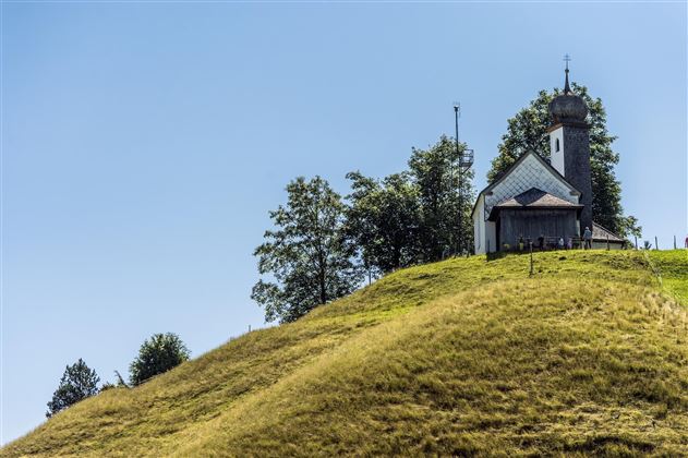 Ellmau_Marienkapelle_Herbst_PetervonFelbert