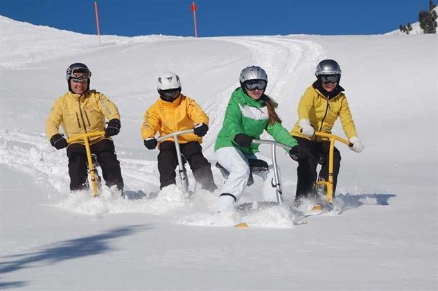 Familie_beim_Snowbiken