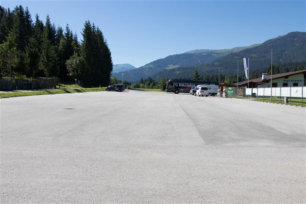 Fußballplatz.