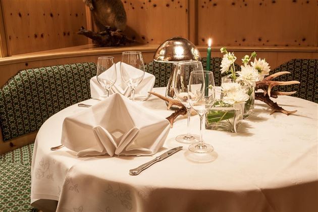Gedeckter Tisch in unserer Zirbenstube