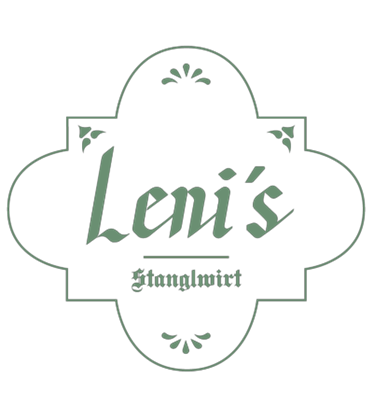 Das Bild zeigt ein elegantes Logo von "Leni's Stanglwirt". Die Schrift ist stilvoll und hebt sich in einem dunklen Hintergrund ab.