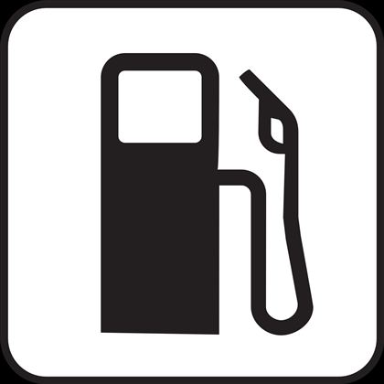 Ein schwarzes Symbol einer Zapfsäule auf weißem Hintergrund. Es zeigt eine Tankstelle mit Pistole.
