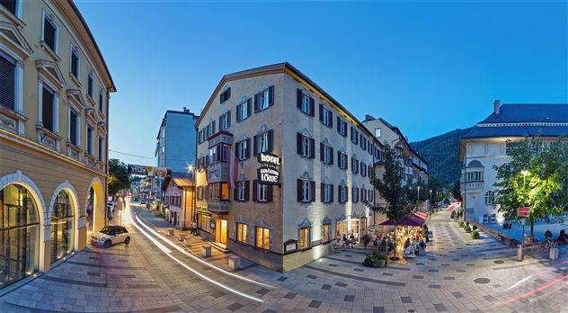 Goldener Löwe Pano Nacht