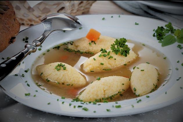 Griesnockerlsupper-Restaurant-Hotel-AlpenSchloessl