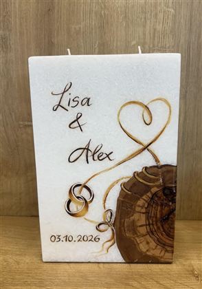 Eine dekorative Hochzeitskerze mit den Namen "Lisa & Alex". Das Datum "03.10.2026" und ein Herzsymbol sind ebenfalls darauf verzeichnet.