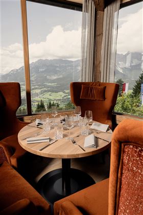 Jezz-Alm_gedeckter Tisch mit Aussicht