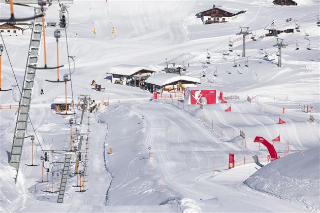 Eine schneebedeckte Landschaft mit Skiliften und einem gemütlichen Skihäuschen. Die Pisten sind gut präpariert und laden zum Skifahren ein.