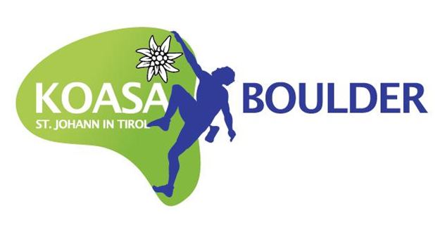Ein Logo von KOASA BOULDER, das einen Kletterer zeigt, der an einem Boulderstein klettert. Das Design umfasst grüne und blaue Farben sowie eine Alpenblume.