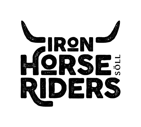 Ein Logo mit dem Schriftzug "Iron Horse Riders" und stilisierten Hörnern. Die Gestaltung ist rustikal und vermittelt ein Gefühl von Abenteuer.