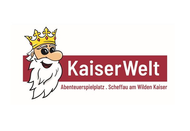 Een vrolijk logo van KaiserWelt met een lachende koning. Het staat voor een avonturenspeelplaats in Scheffau aan de Wilde Kaiser.