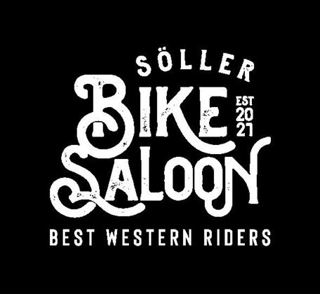 Ein schwarzes Logo mit dem Schriftzug "Söller Bike Saloon" und "Best Western Riders". Das Design vermittelt ein rustikales und einladendes Ambiente.