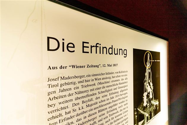 Ein Ausstellungsstück über eine Erfindung, das aus der „Wiener Zeitung“ vom 12. Mai 1917 stammt. Der Text beschreibt Josef Madersbergers Beiträge zur Technik.