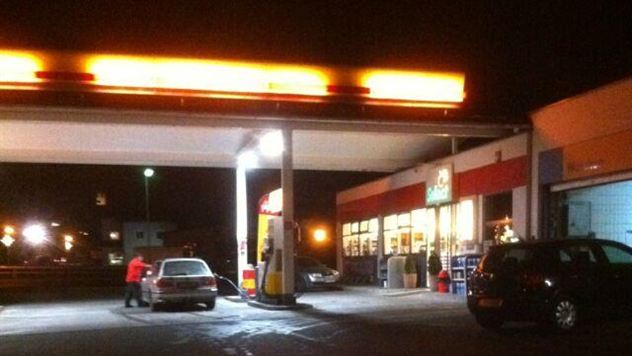 Nachtaufnahme Shell Tankstelle
