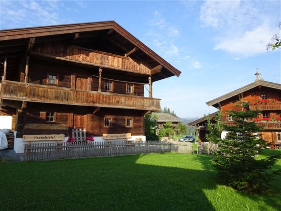 Riedhaus (links) und Wegmacher Haus (rechts)