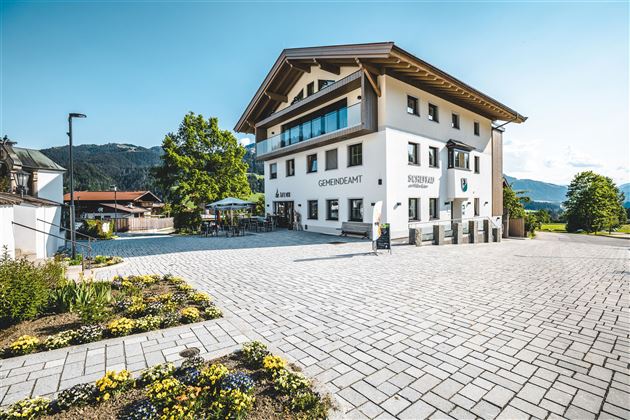 Scheffau_Ortskern_Gemeindeamt_Sommer