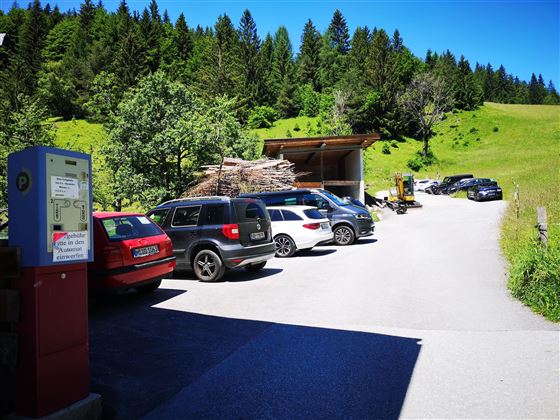 Scheffau_Parkplatz_Pension_Maier_Sommer