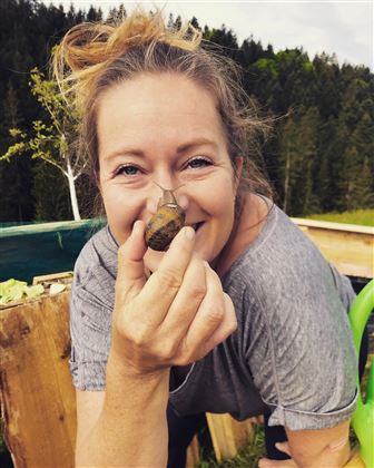 Simone mit Schnecke