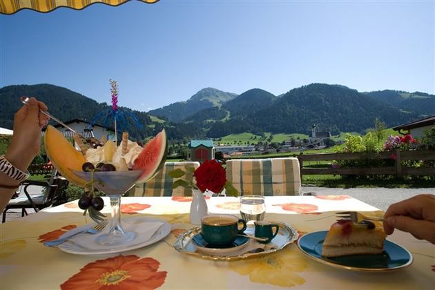 Söll_Alpenpanorama_Wilder Kaiser_Terasse