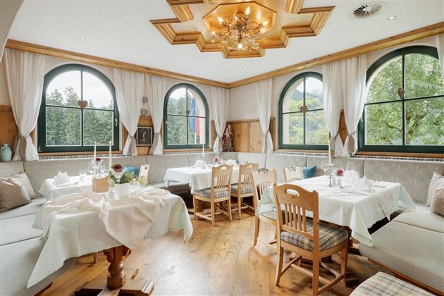 Söll_Hotel_AlpenSchloessl_Salon_WilderKaiser
