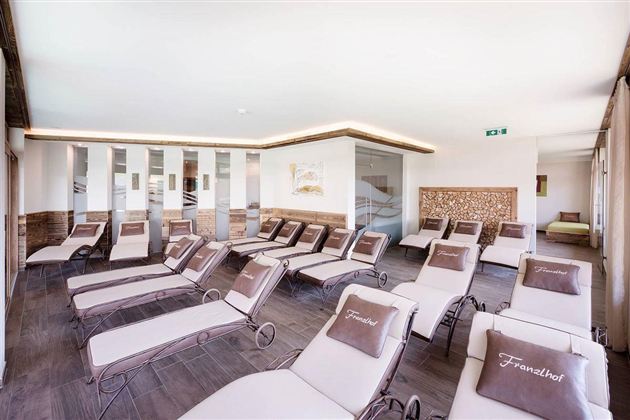 Een ontspannende rustruimte met ligbedden en moderne inrichting. De lichte sfeer nodigt uit tot relaxen.