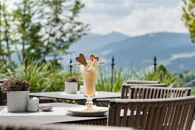 Zonneterras-IJsKoffie-Hotel-AlpenSchloessl-Soell