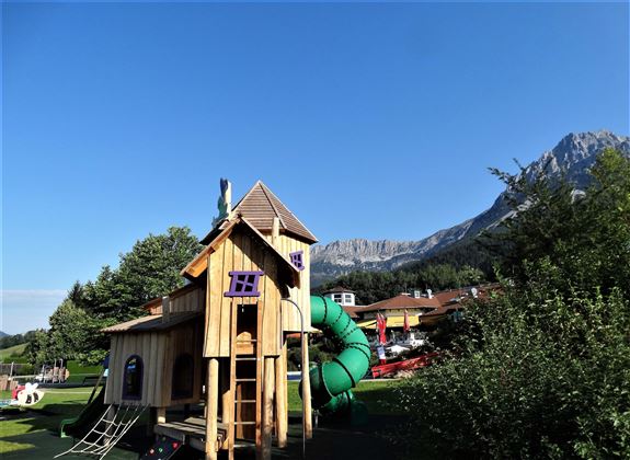 Spielehaus außen neu Sommer 2022
