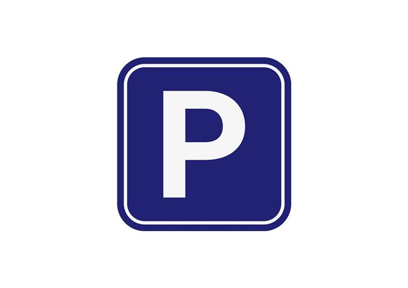 Ein Parkplatzschild mit einem großen, weißen "P" auf blauem Hintergrund. Es zeigt an, dass Parkmöglichkeiten vorhanden sind.