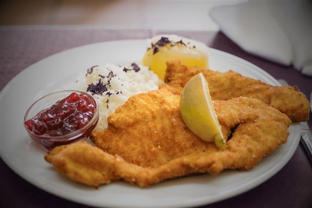 Wiener-Schnitzel-Restaurant-Hotel-AlpenSchloessl-S