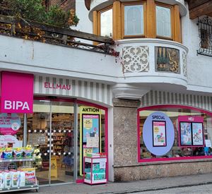 Ein Geschäft mit der Aufschrift „BIPA“ in einer modernen Fassade. Die Außenansicht zeigt große Fenster und eine einladende Eingangstür.