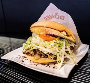 Een heerlijke döner met verse groenten en een zachte broodhelft. Ideaal voor een snelle maaltijd.