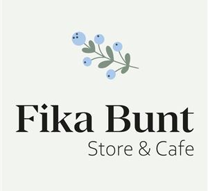 Een stijlvol logo voor "Fika Bunt Store & Café". Het toont een smaakvol lettertype met een kleine plant en blauwe bessen.