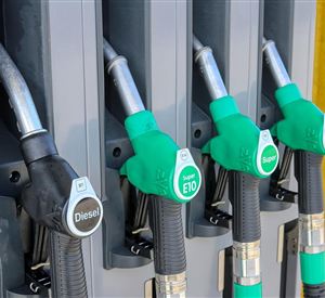 Drei Zapfsäulen für Kraftstoff stehen nebeneinander. Die Schläuche sind für Diesel, Super E10 und Super 95 markiert.