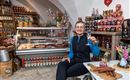 Eingang Tiroler Schmankerlladen Kufstein Inhaberin