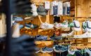 Een sportwinkel met een selectie van schoenen en accessoires. De planken zijn goed gevuld met verschillende kleuren en modellen.